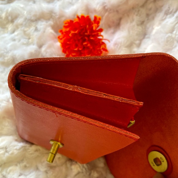 TIDEWAY red leather wallet with turnlock hardware. - Picture 8 of 12